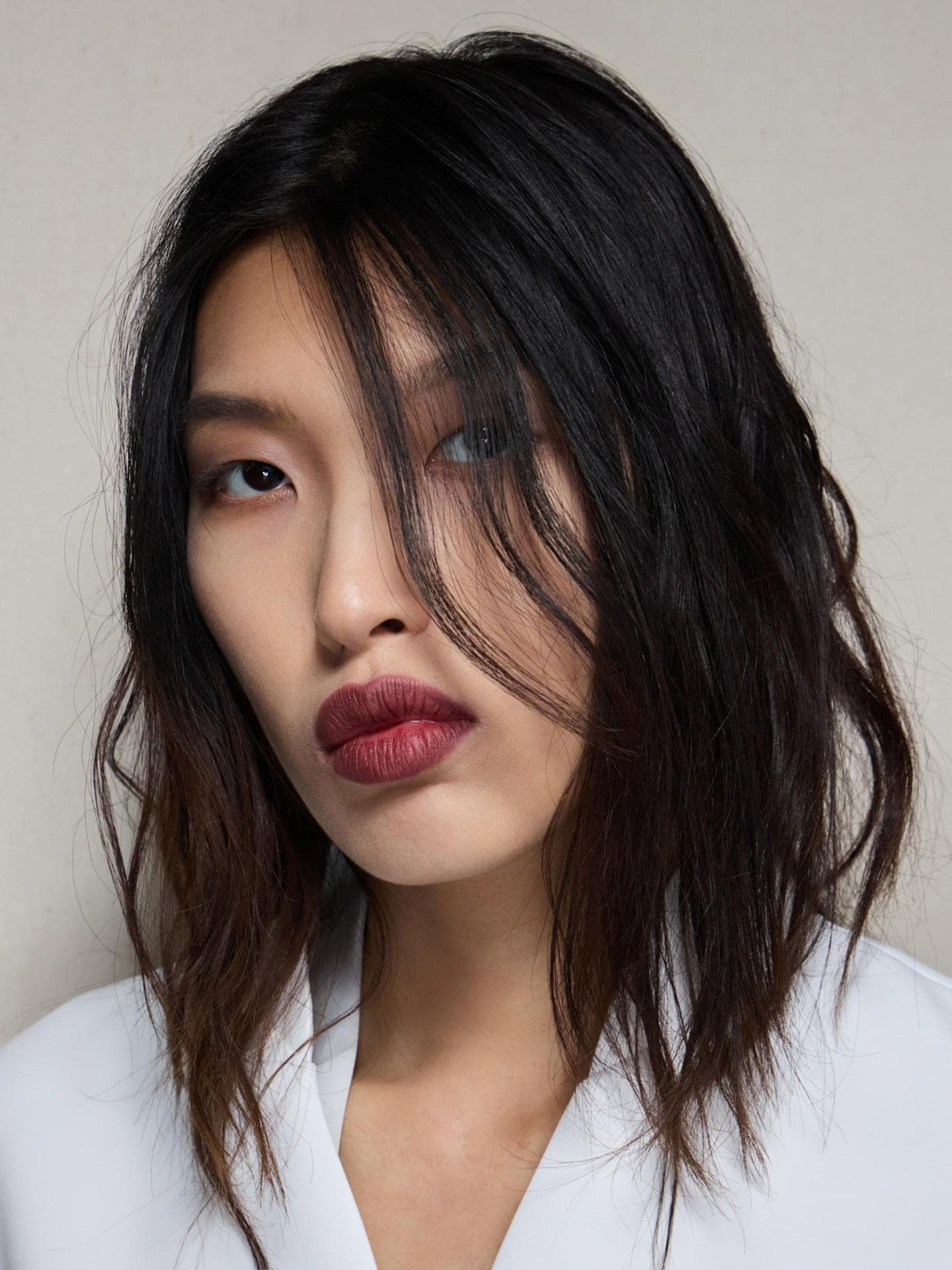 Model ist mit dunkelroten Lippen geschminkt.