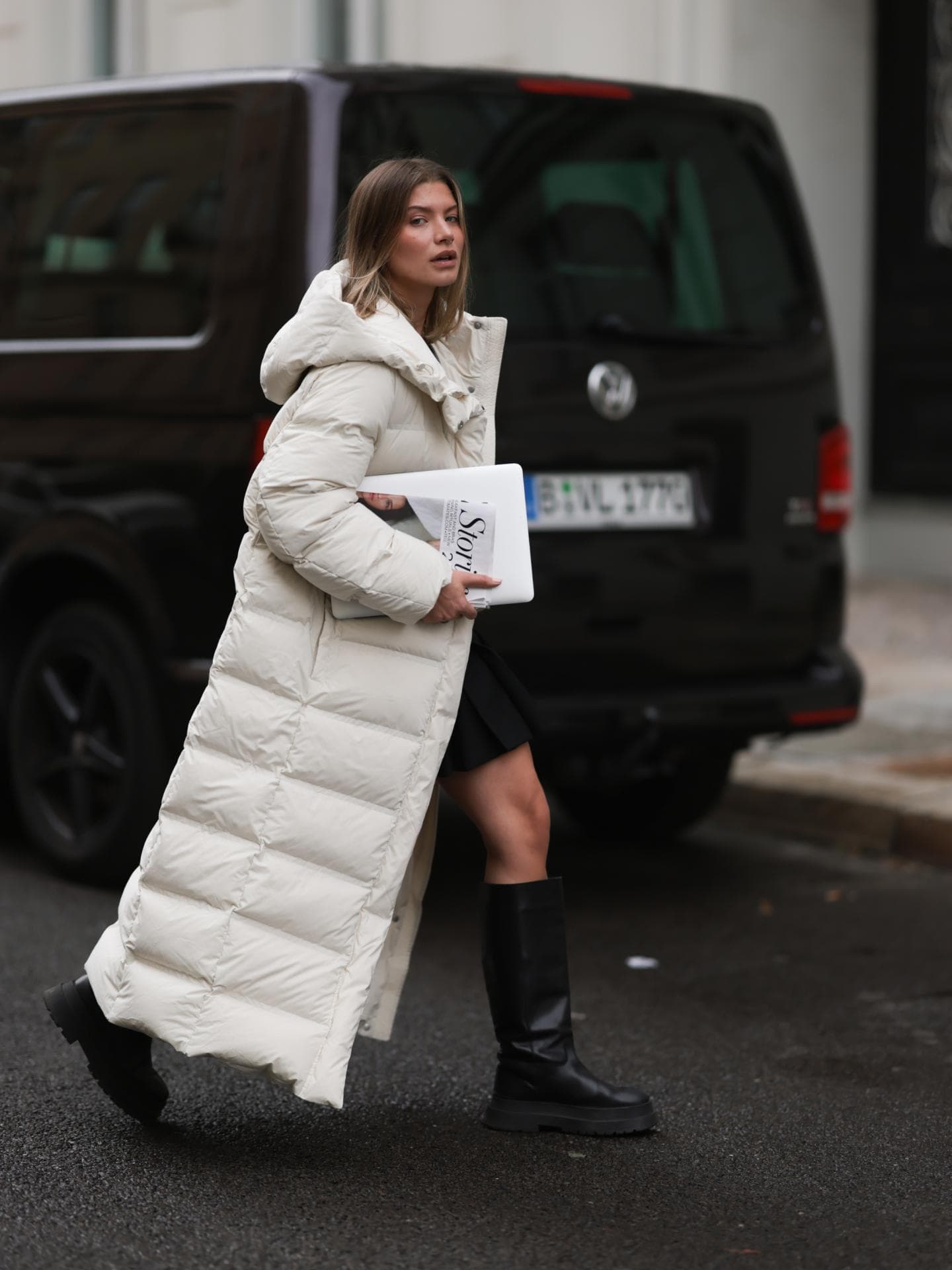 Frau in großer Maxi-Pufferjacke