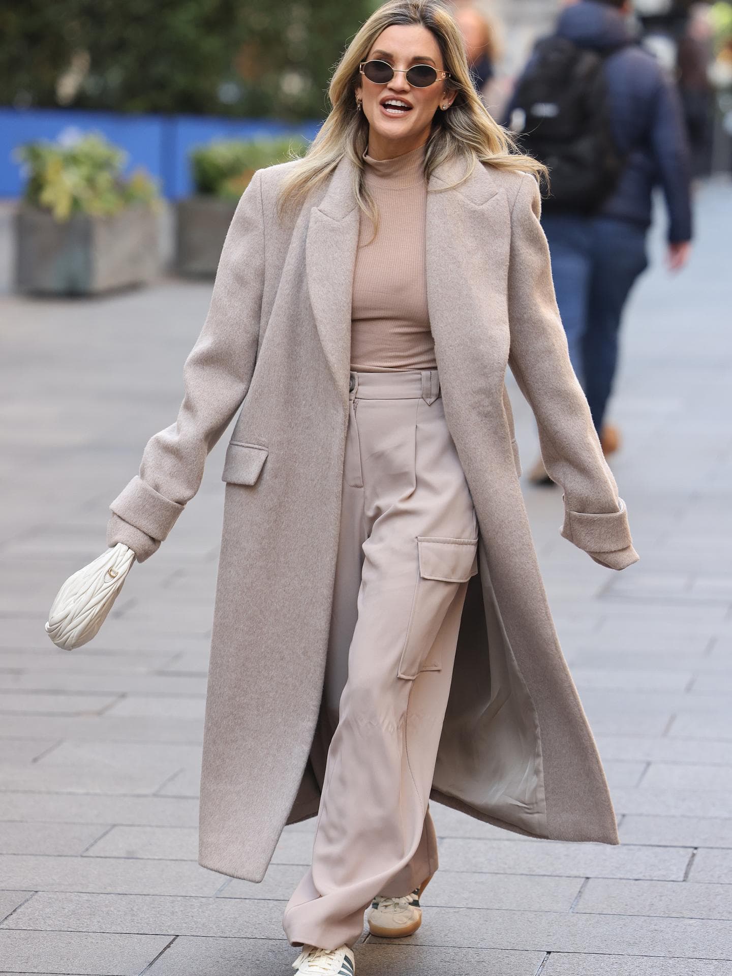 Frau in oversized Wollmantel