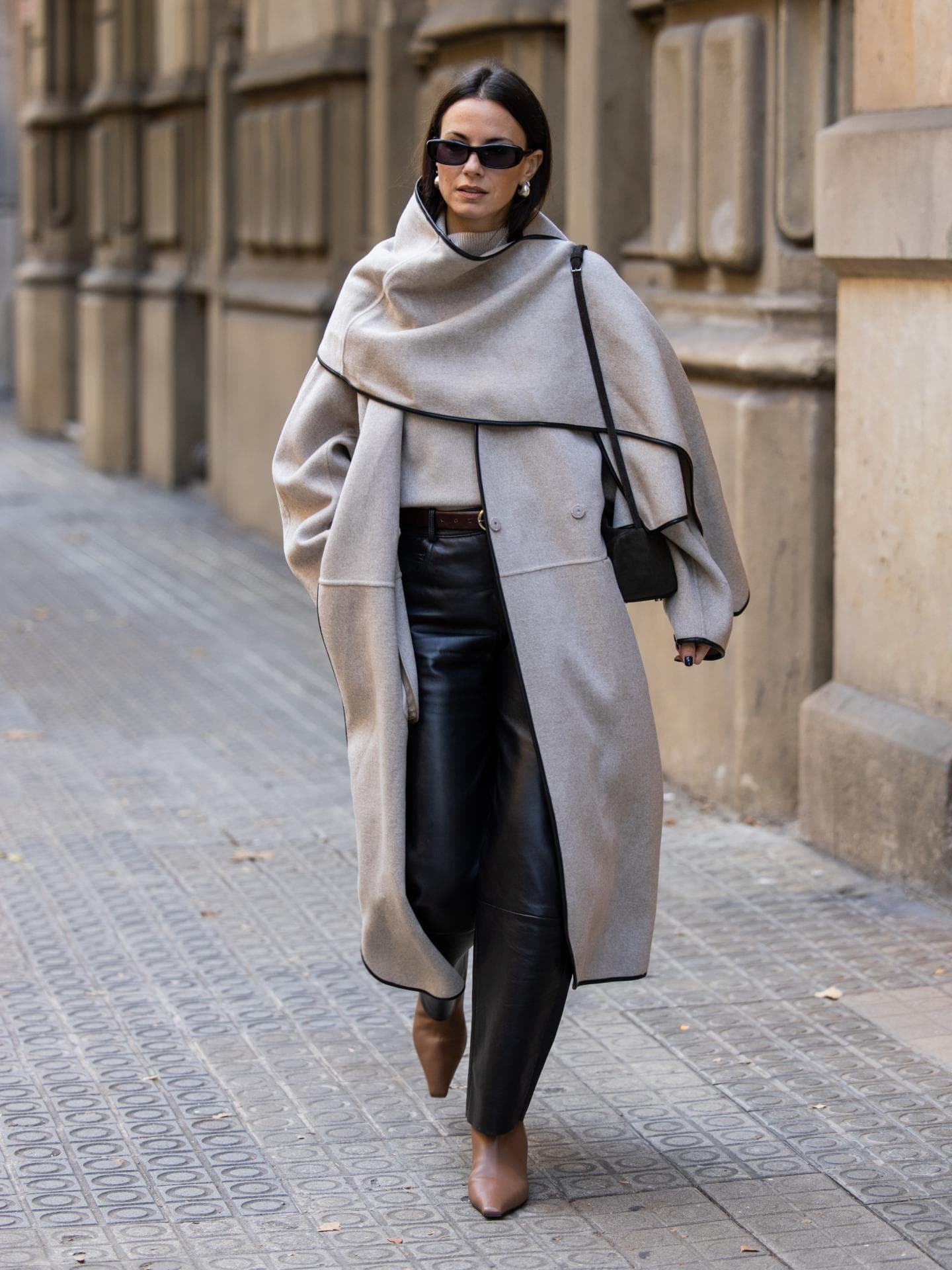 Frau in Scarf-Jacket