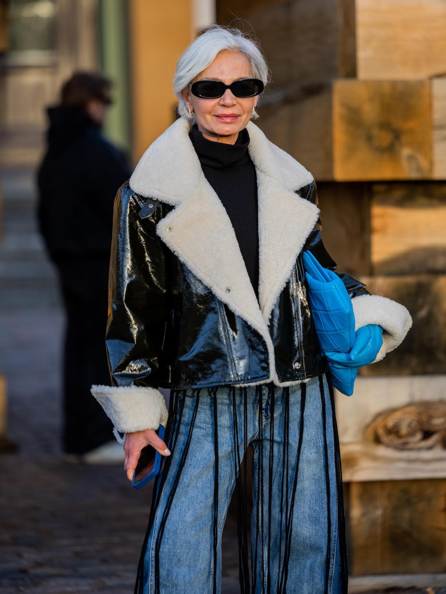 Frau mit kurzen grauen Haaren und einer Sonnenbrille.