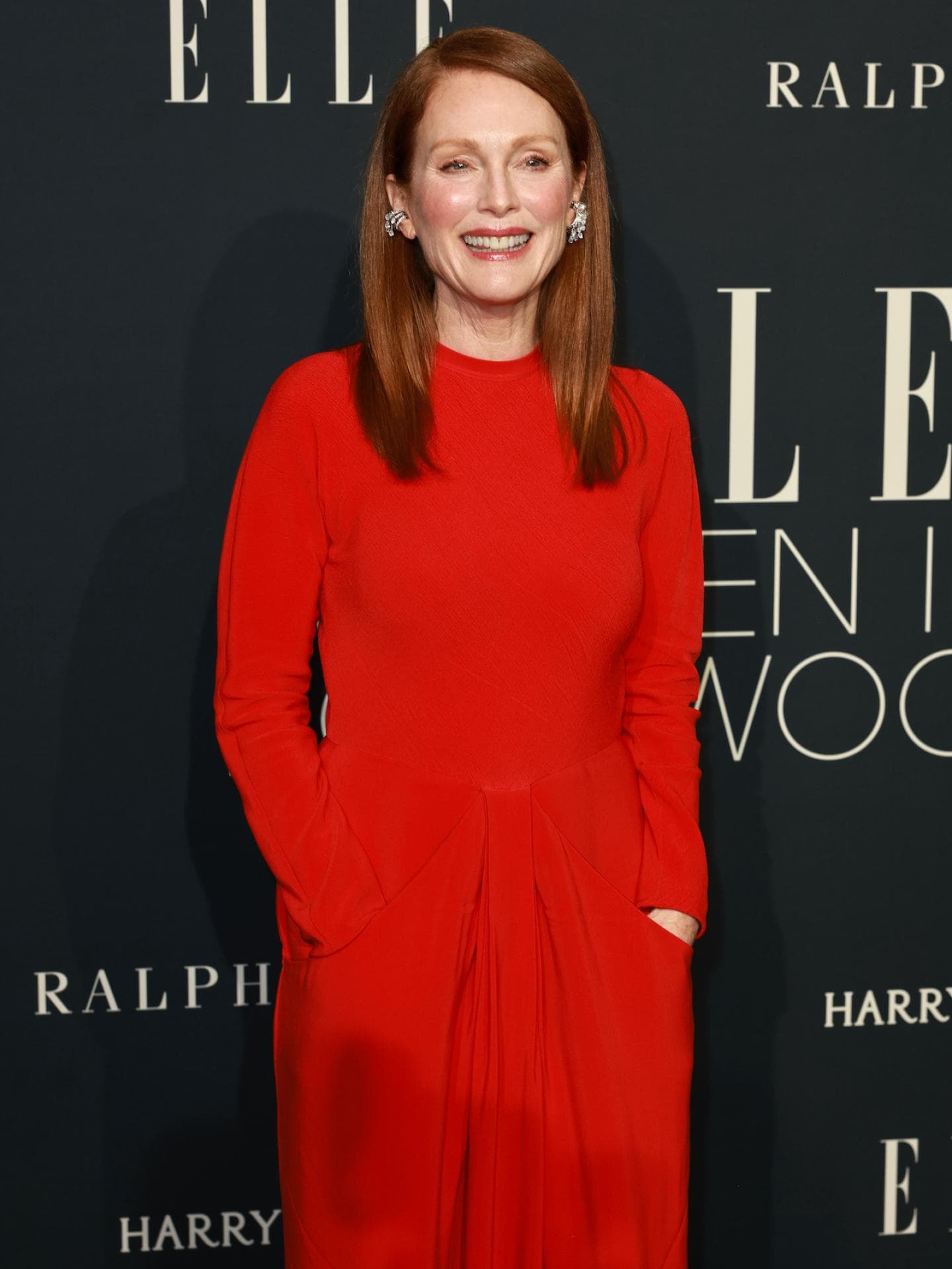 Julianne Moore sieht für ihr Alter einfach toll aus. Julianne Moore auf dem roten Teppich mit einem roten, hochgeschlossenen Kleid.