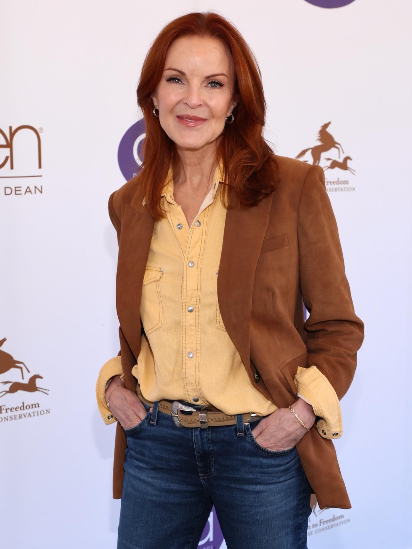 Marcia Cross hat einen legeren Stil. Marcia Cross mit einer Jeans, einem gelben Hemd und einem braunen Blazer auf dem roten Teppich.
