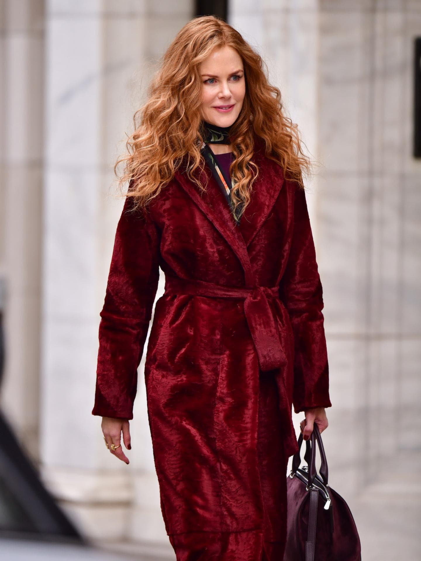 Nicole Kidman trug einige Zeit lang rote Haare. Nicole Kidman mit einem roten Mantel und offenen Locken auf der Straße.