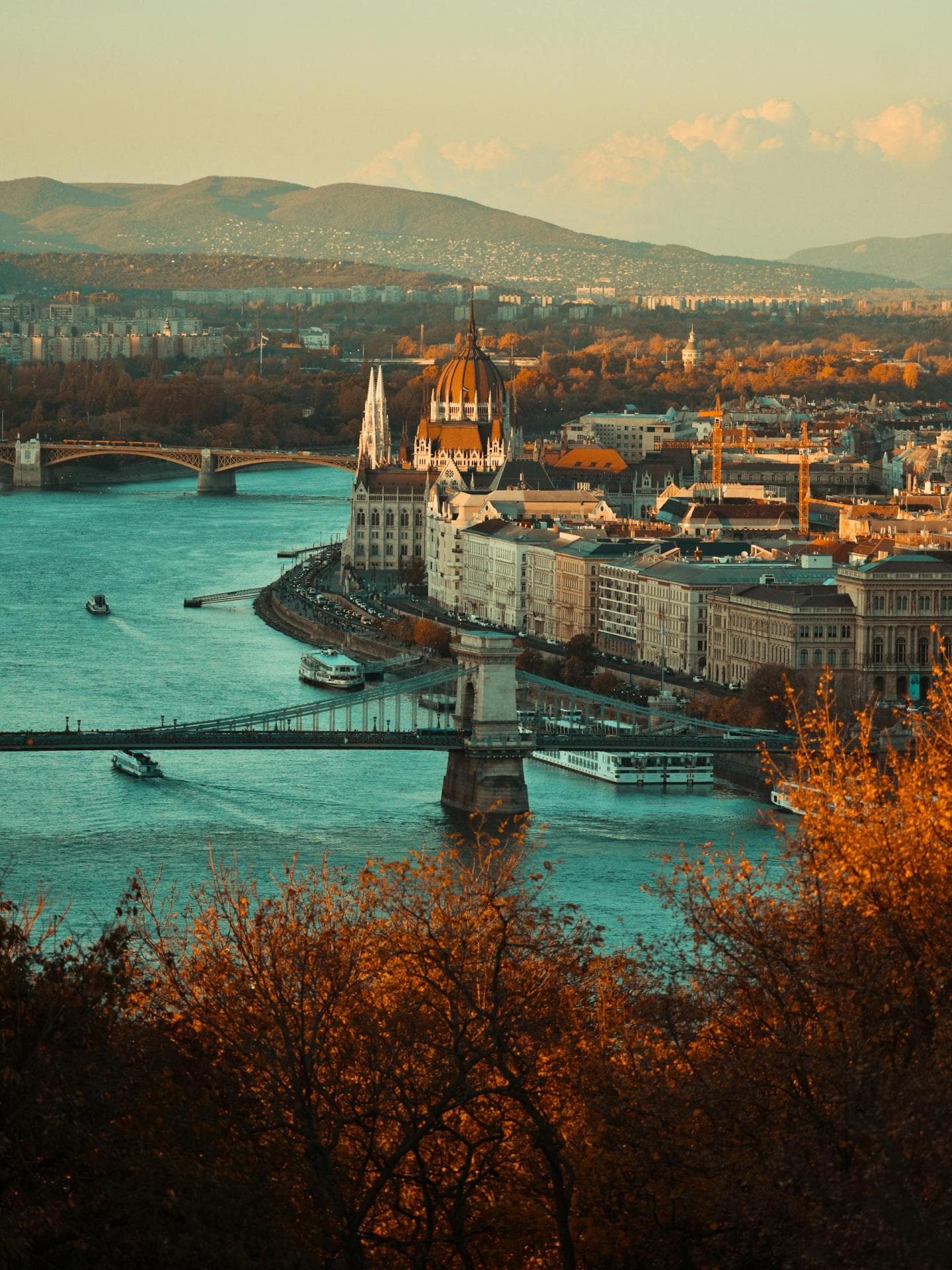 Ein Blick auf die Häuser von Budapest am Wasser.