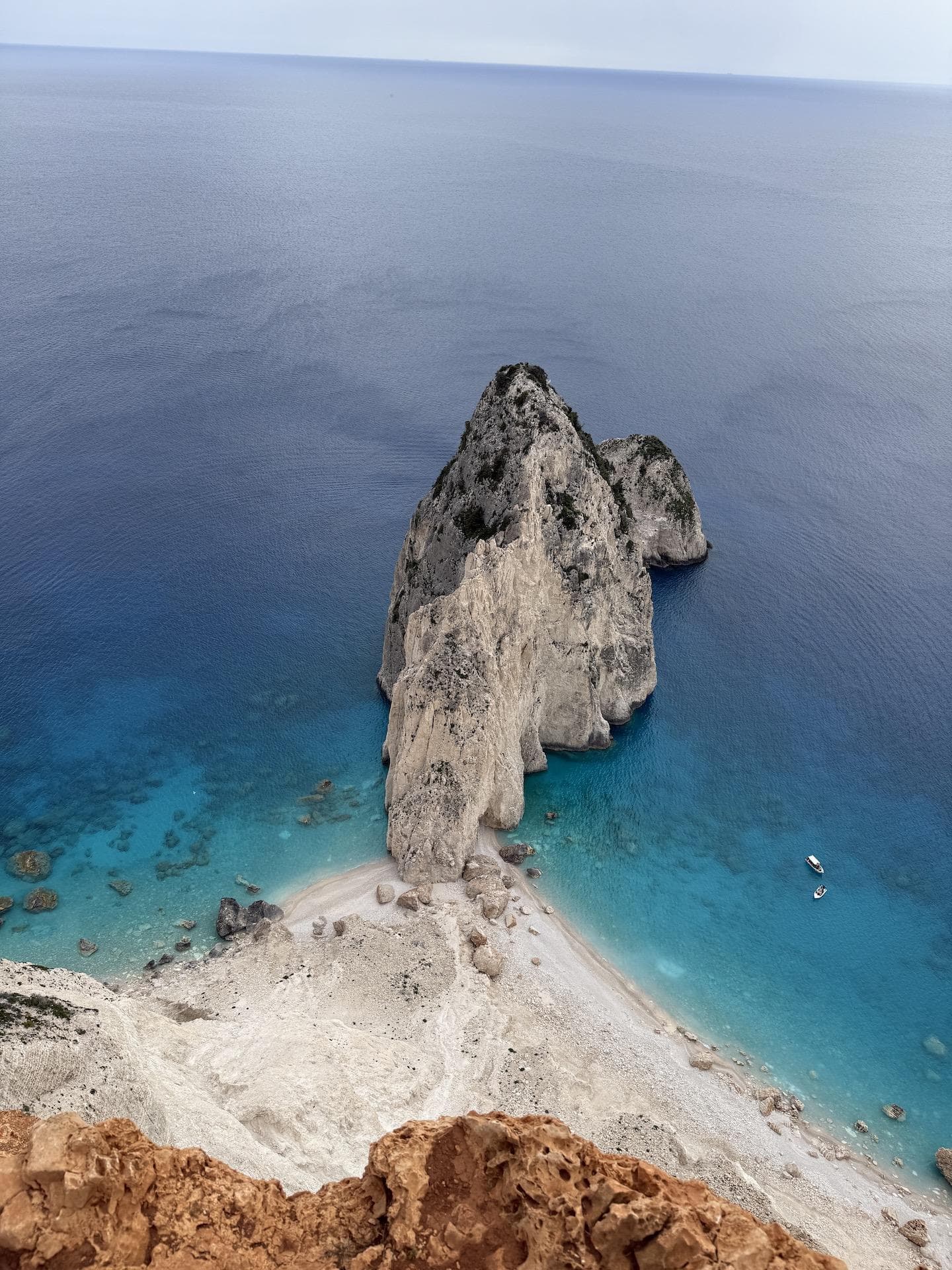 Die Mizithres-Felsen können von einem Aussichtspunkt bestaunt werden. Ein Blick auf die Mizithres-Felsen auf Zakynthos mit klarem, blauen Wasser drum herum.
