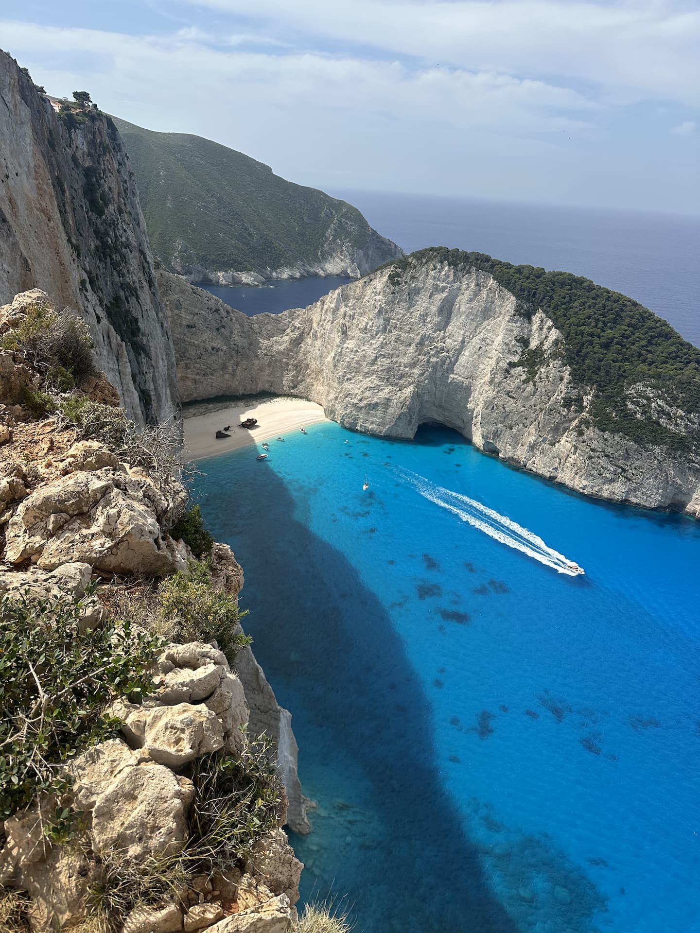 Am Navagio Beach liegt ein altes, gestrandetes Schiffswrack. Ein Blick auf den Navagio Beach mit einem alten Schiffswrack und Felsen drum herum.