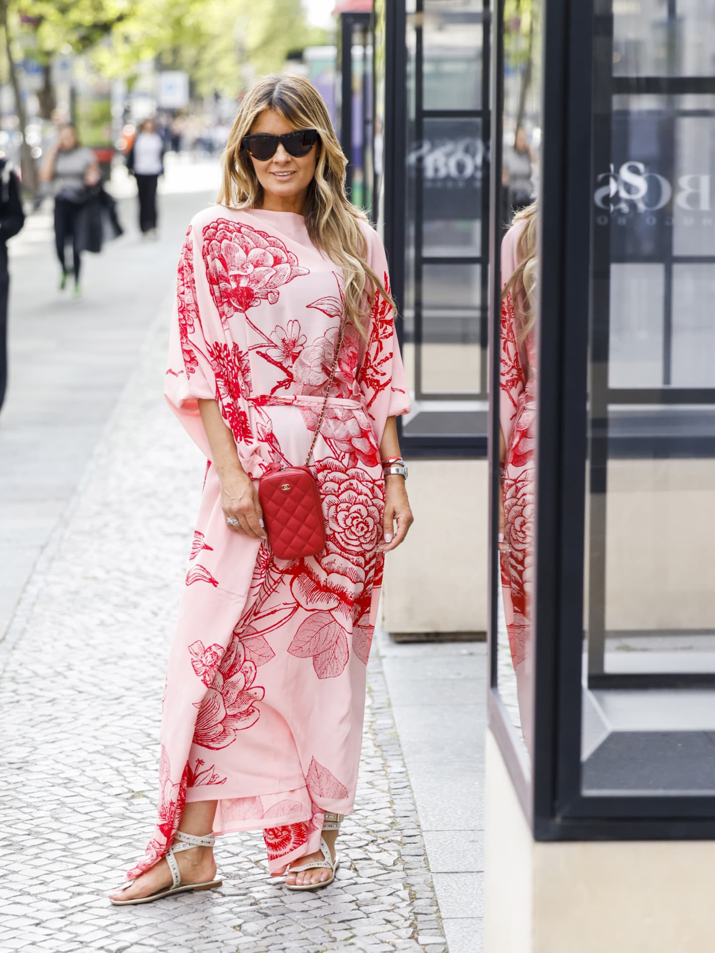 Gitta Banko in sommerlichem Wickelkleid.