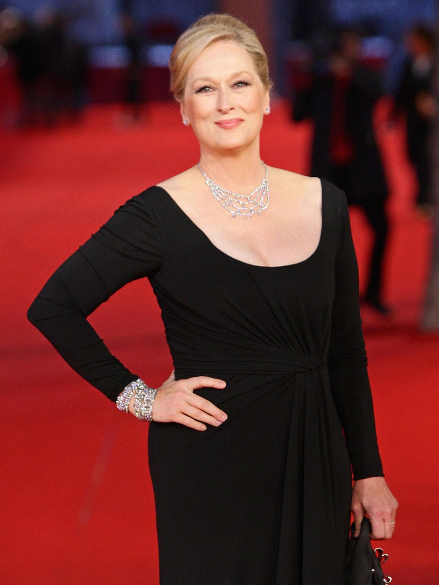 Meryl Streep mit einem schwarzen Kleid und hochgesteckten Haaren auf dem roten Teppich.