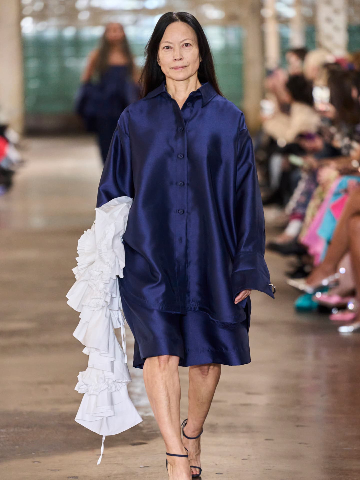 Laufstegmodel für Almeida in Hemdkleid Laufstegmodel für Almeida in Hemdkleid