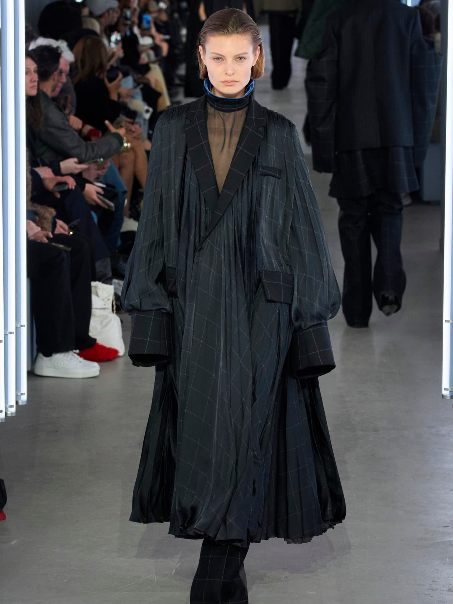 Laufstegmodel für Sacai im Morgenmantel Laufstegmodel für Sacai im Morgenmantel