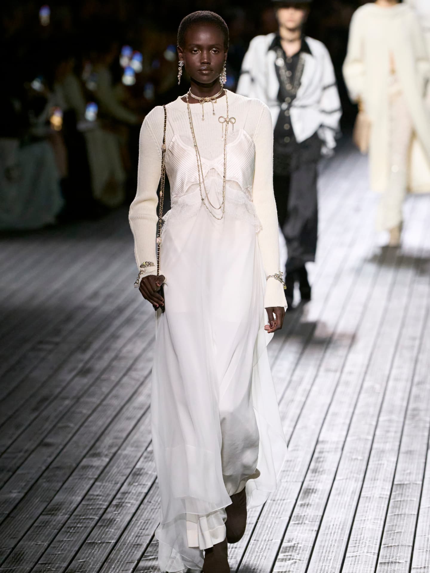Laufstegmodel für Chanel im Slipdress Laufstegmodel für Chanel im Slipdress