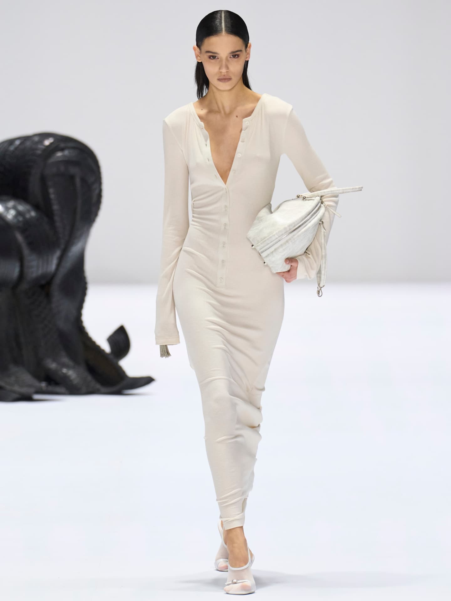 Laufstegmodel für Acne im Feinstrickkleid Laufstegmodel für Acne im Feinstrickkleid