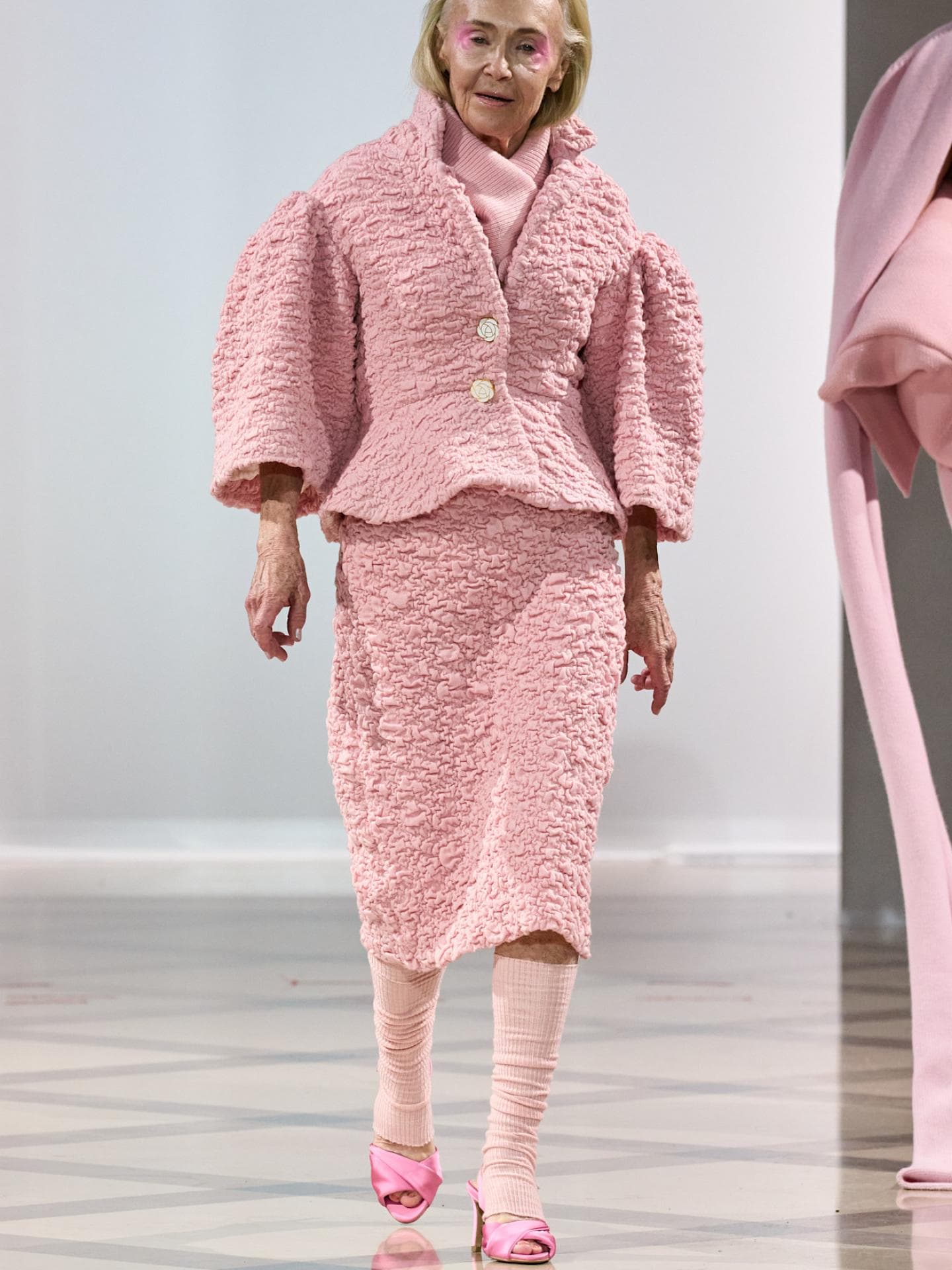 Ton-in-Ton-Look mit Kniestrümpfen Ton-in-Ton-Look mit Kniestrümpfen