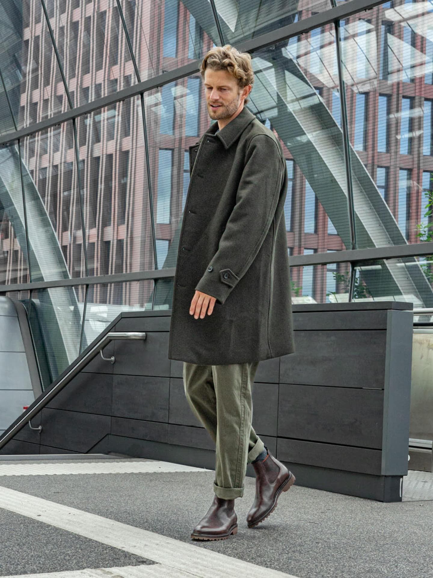 Ein Mann trägt Chelsea Boots