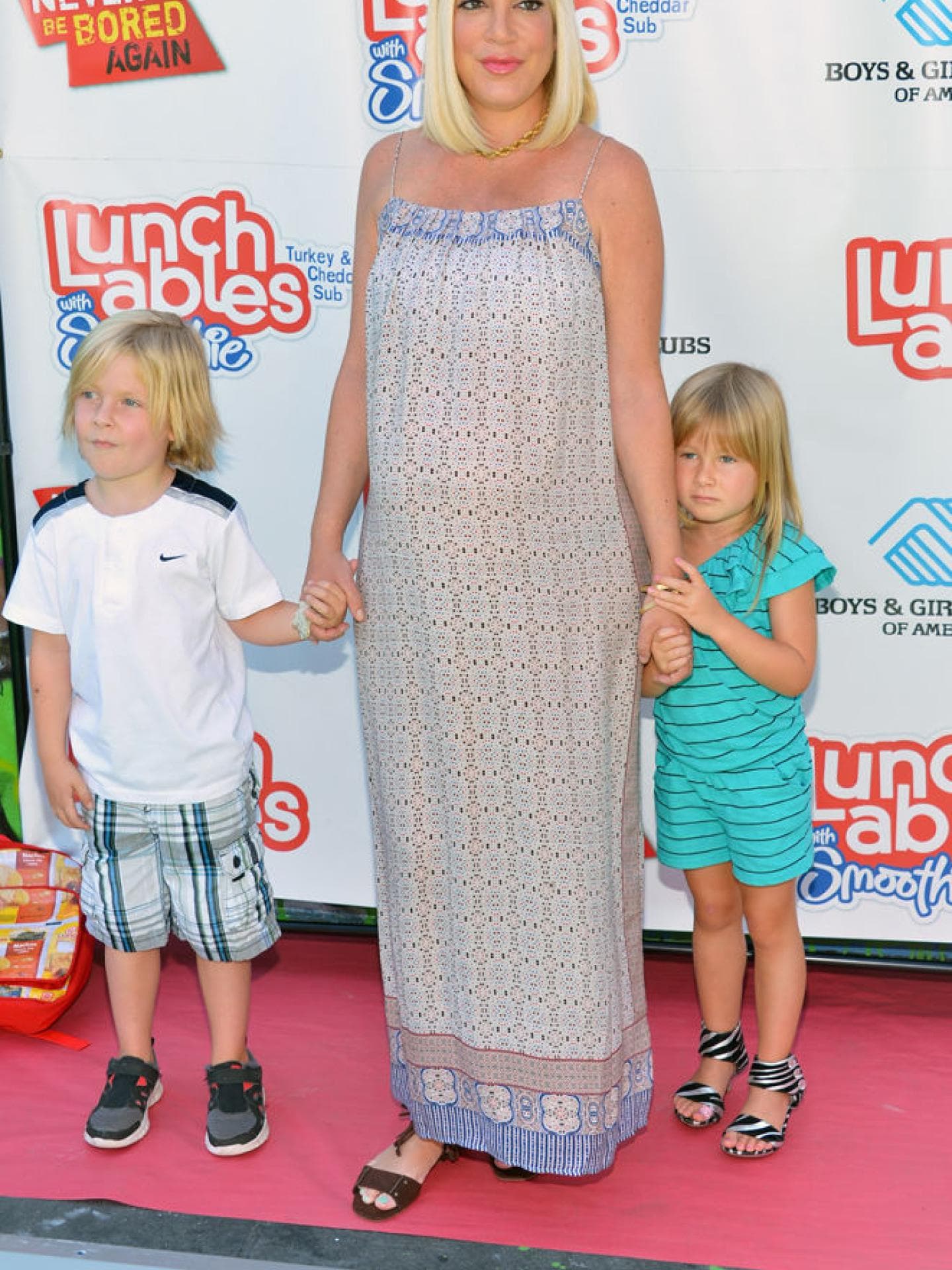 Tori Spelling mit zwei ihrer drei Kinder Tori Spelling mit zwei ihrer drei Kinder