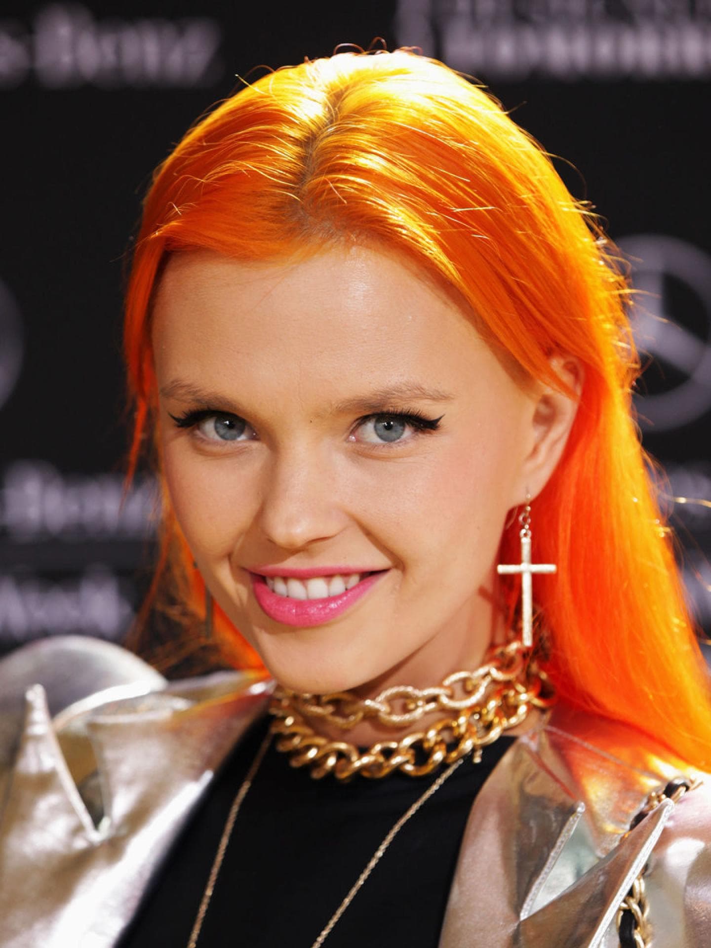Bonnie Strange mit roten Haaren