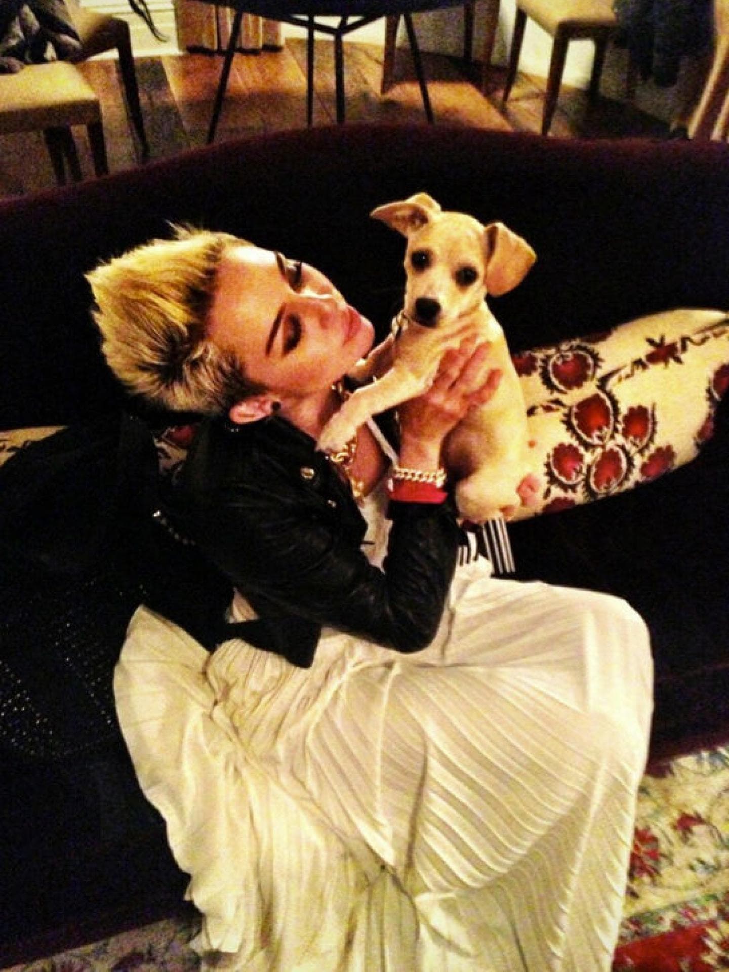 Miley Cyrus und Hund