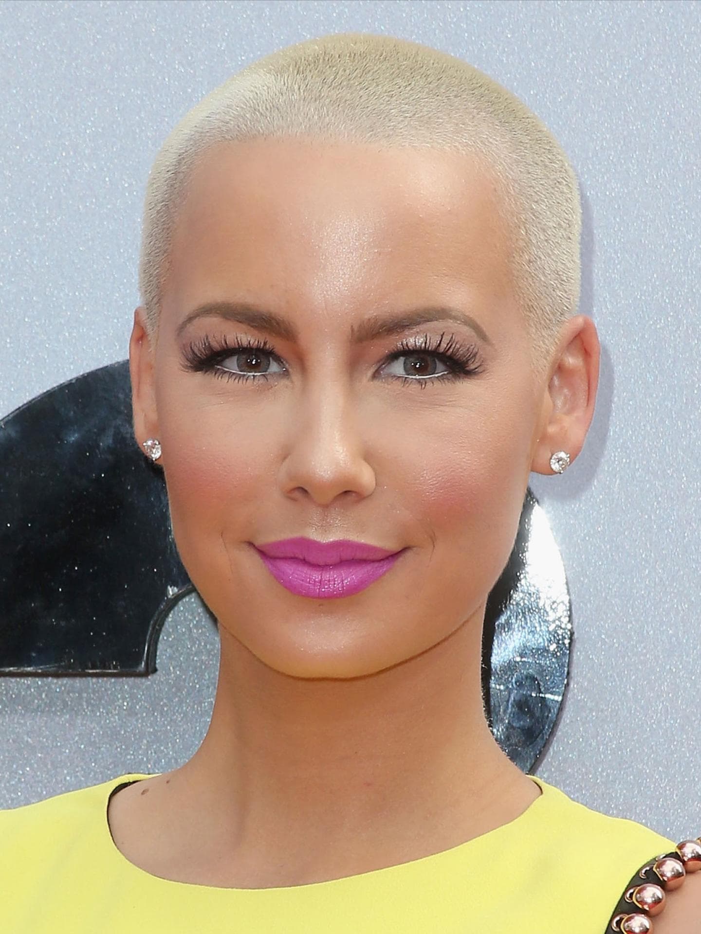 Amber Rose mit kurz rasierten Haaren.