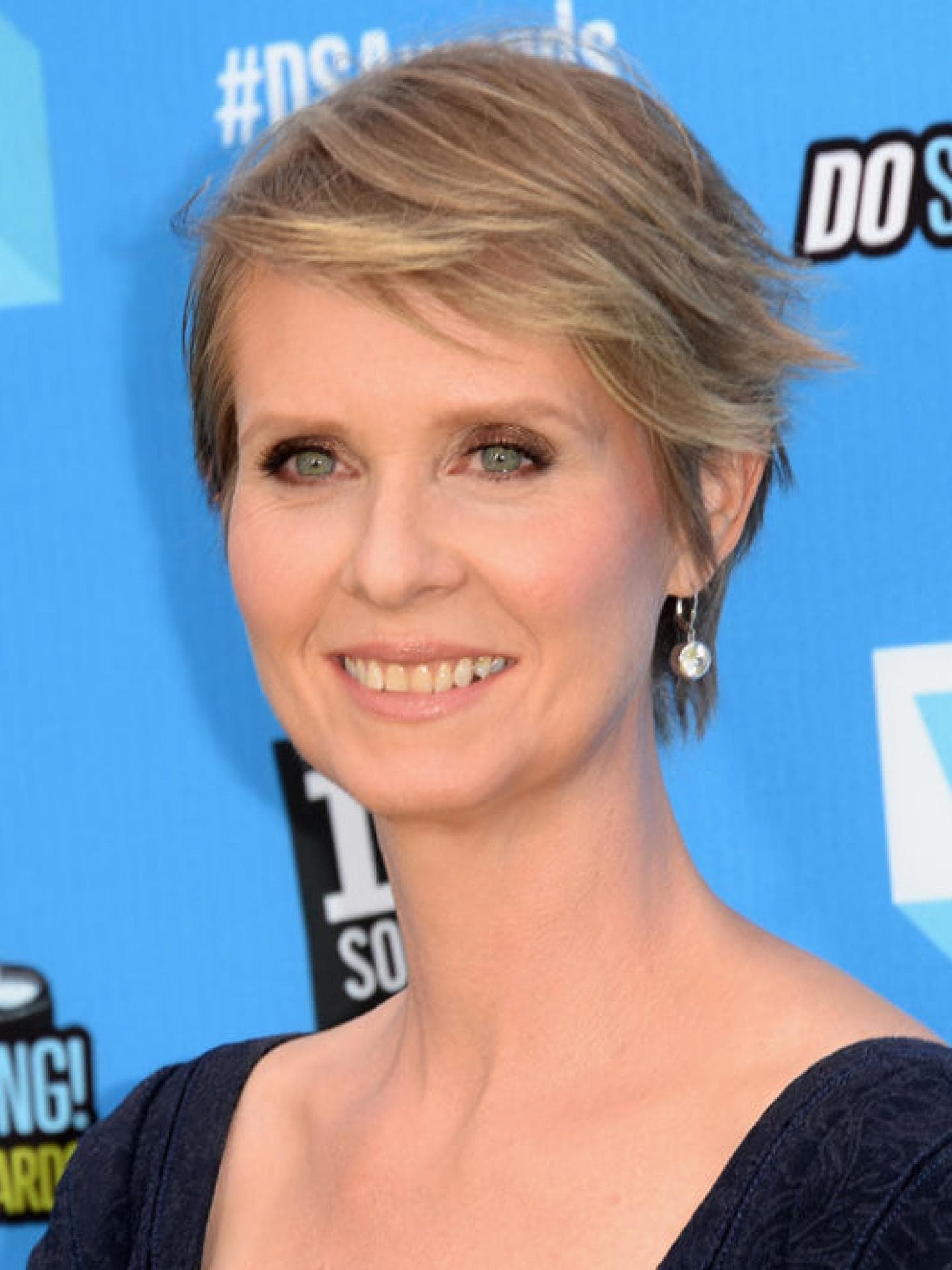 Cynthia Nixon mit kurzen Haaren.