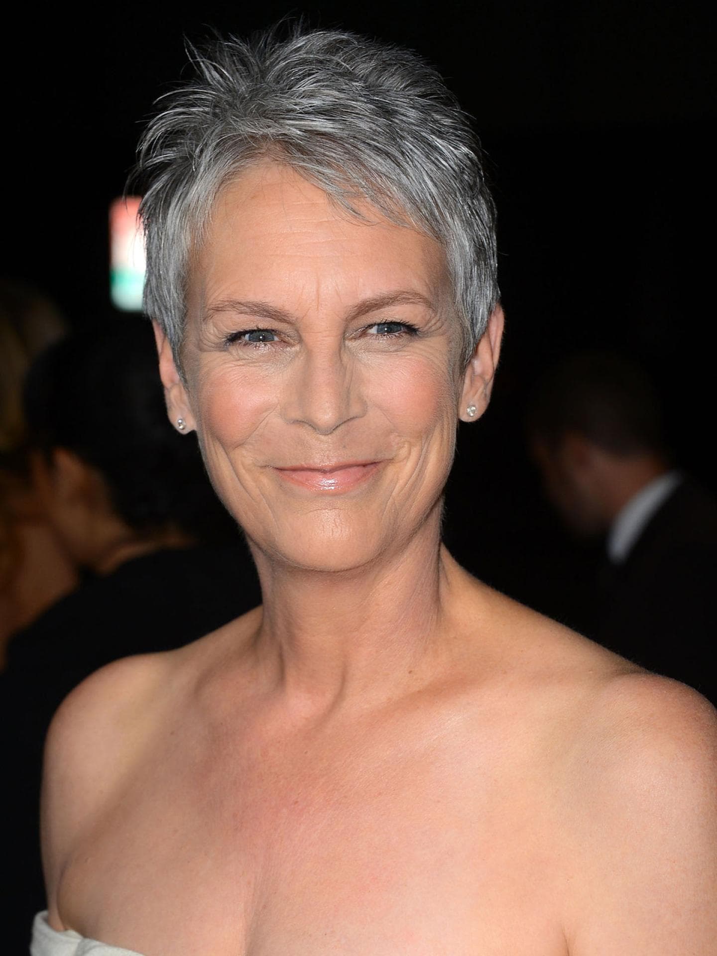 Jamie Lee Curtis mit kurzen Haaren.