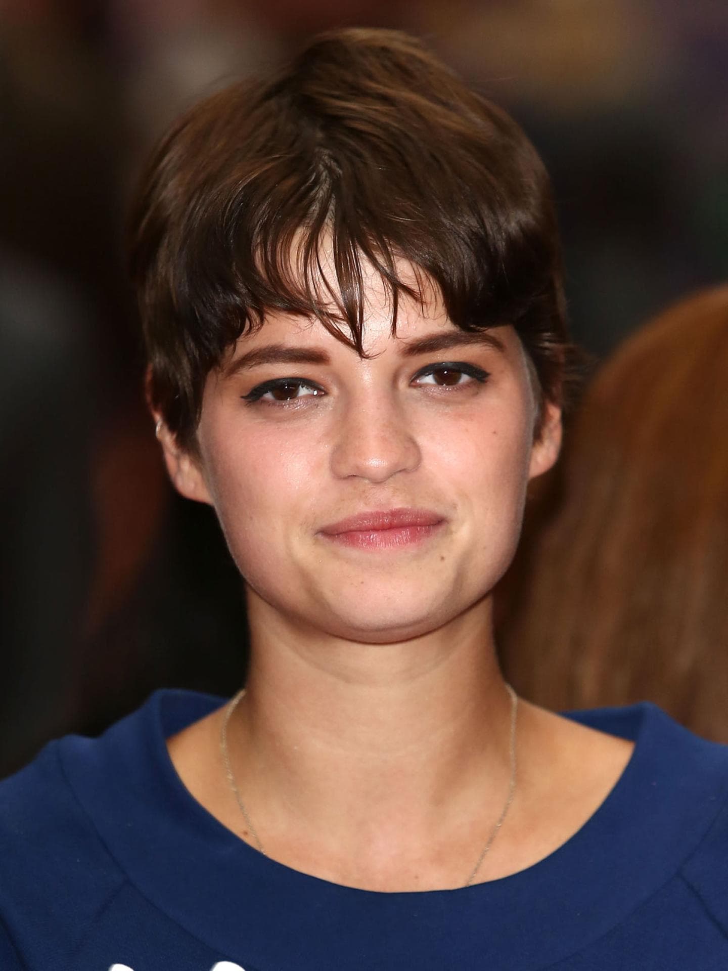 Pixie Geldorf mit kurzen braunen Haaren.