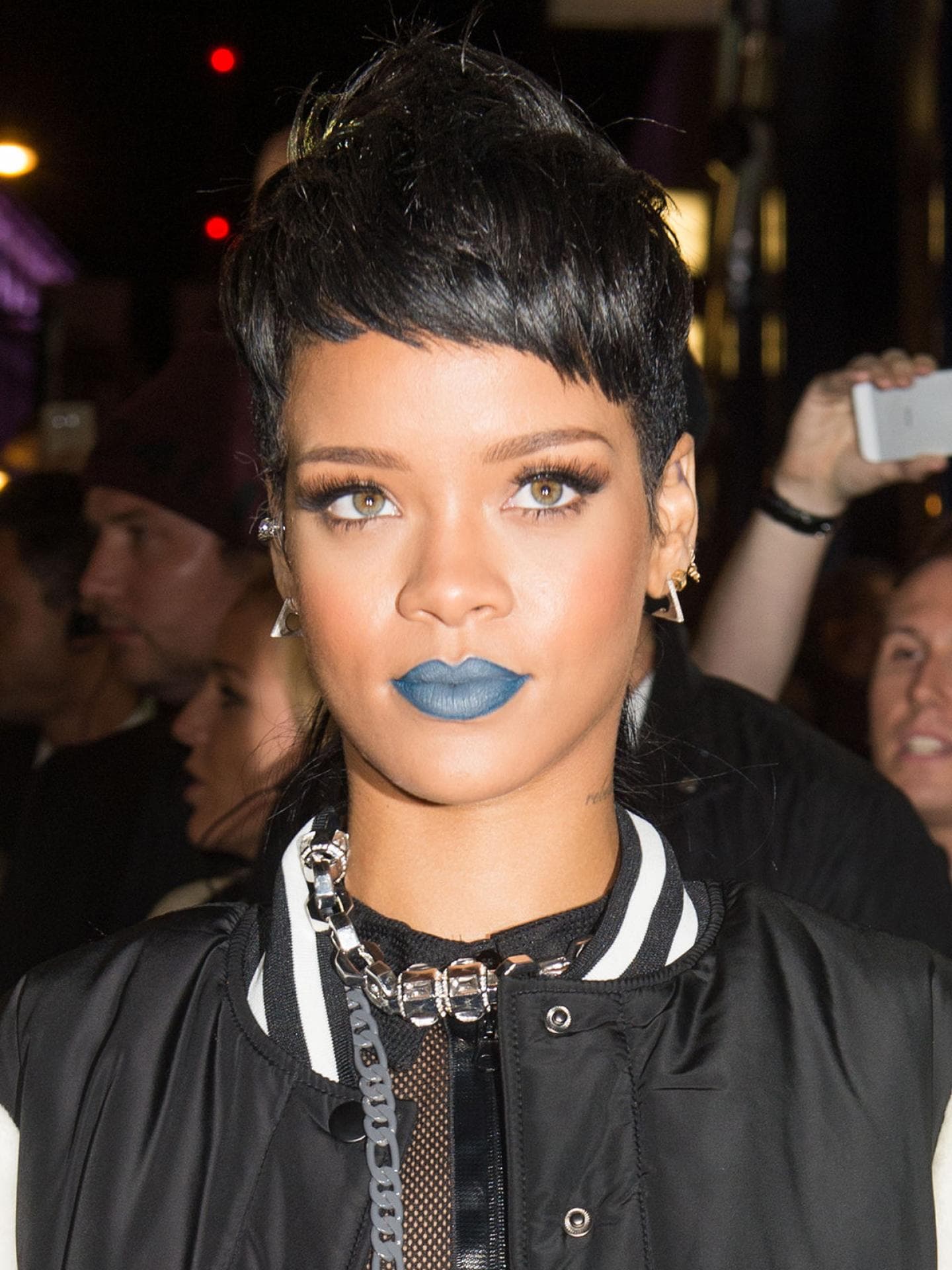 Rihanna mit kurzen Haaren und blauen Lippen.