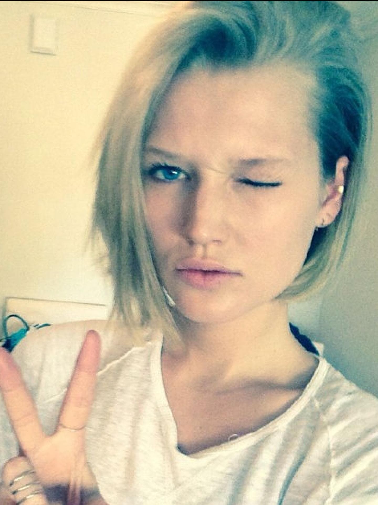 Toni Garrn mit kurzen Haaren.