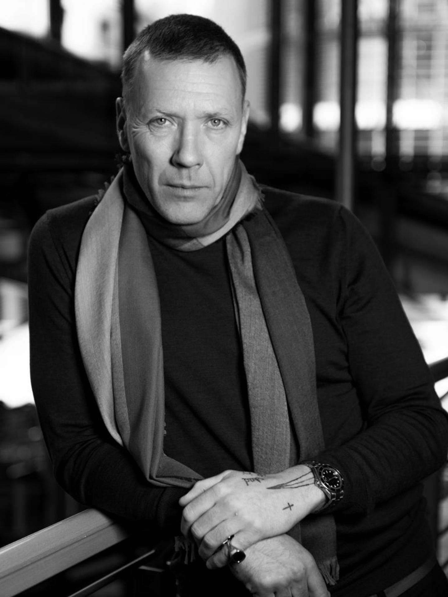 Mikael Persbrandt mit einem Schal.