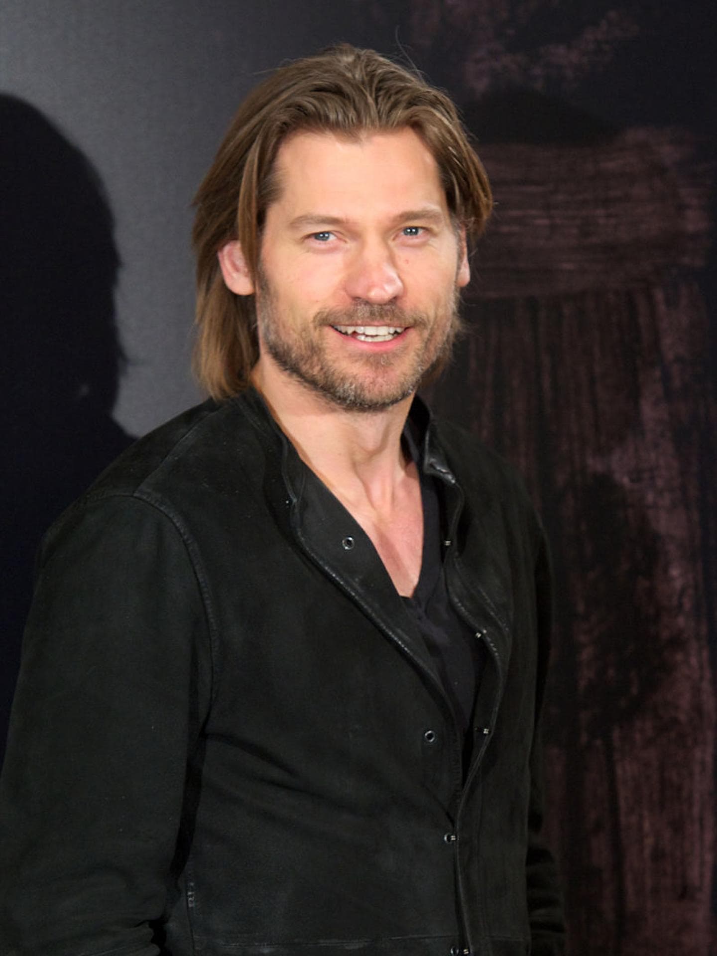 Nikolaj Coster-Waldau mit Bart und längeren Haaren.