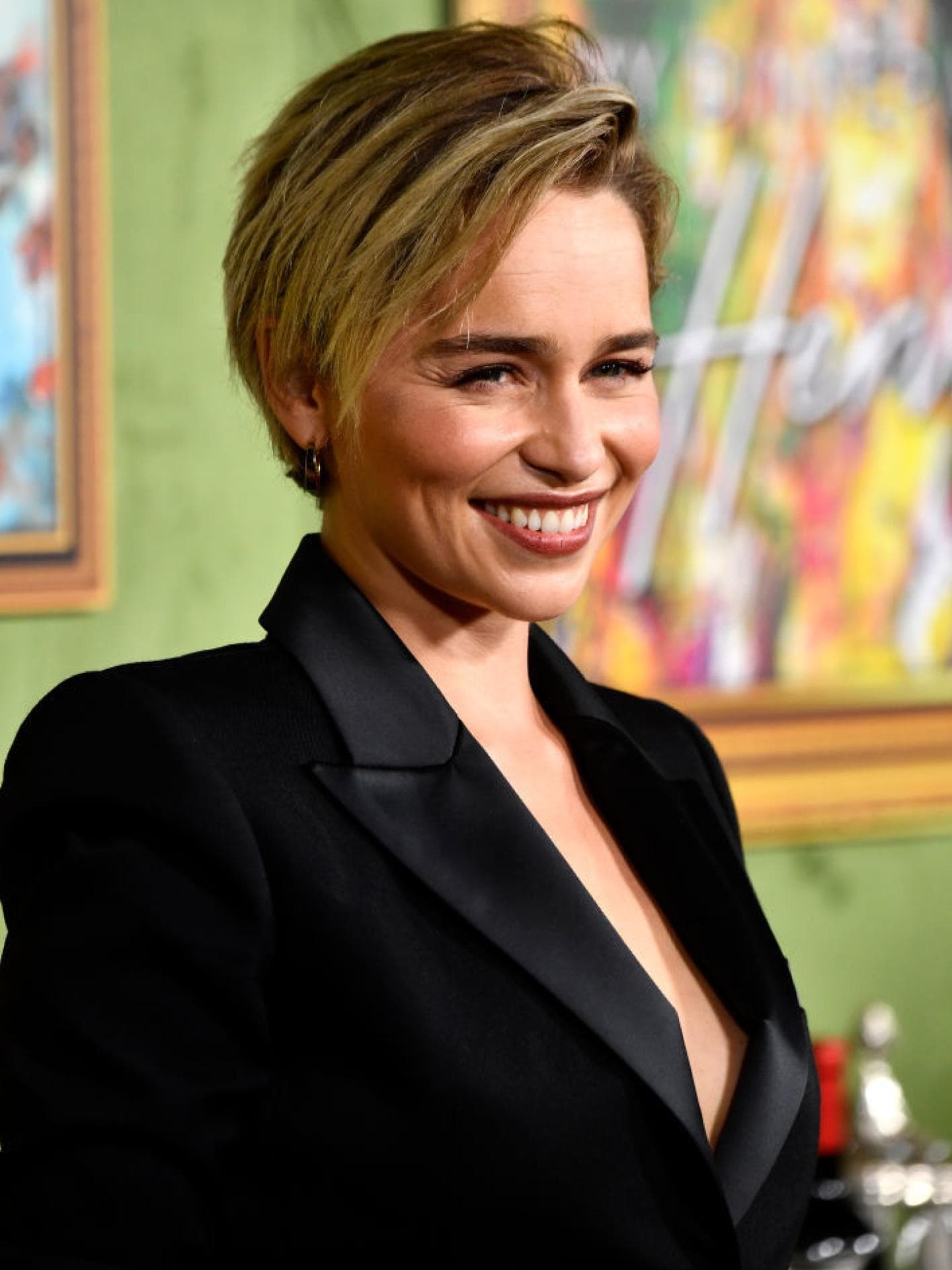 Emilia Clark mit einem Kurzhaarschnitt.