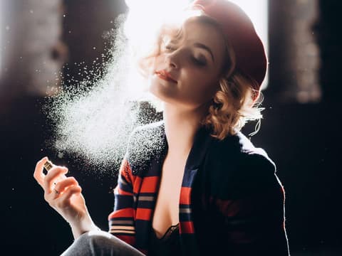 Frau mit Parfum