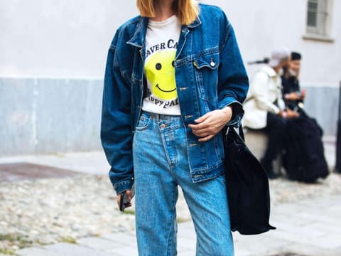 Frau mit Criss Cross Jeans