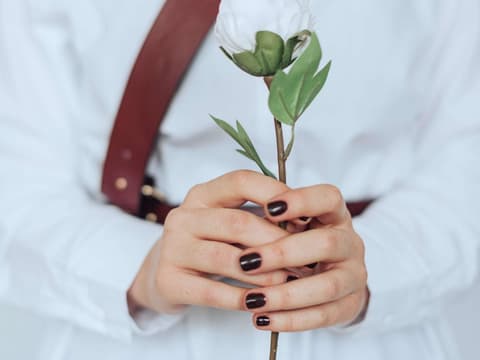 Frau mit Blume in der Hand