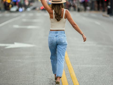 Frau mit Jeans von hinten