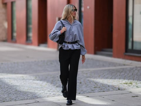 Frau mit Hemd und schwarzer Hose