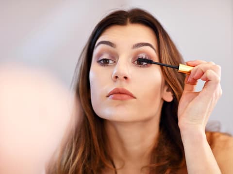 Frau mit Mascara