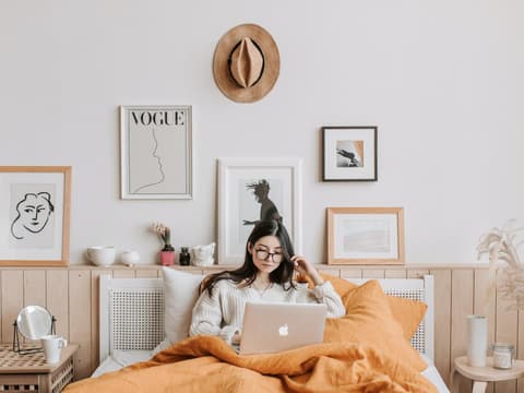 Frau mit Notebook im Bett