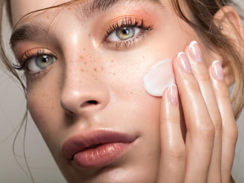 Frau schön Creme