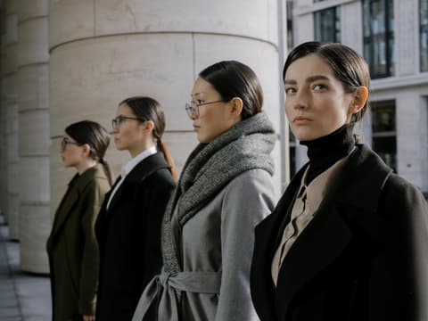 Frauen Business streng
