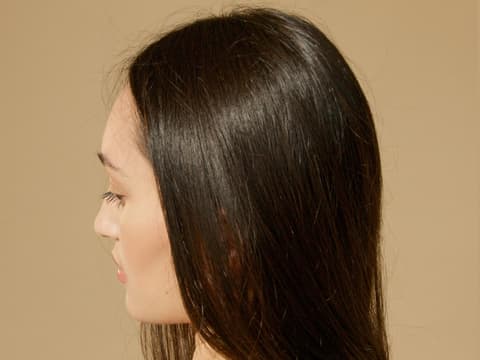 Frau mit langen braunen Haaren