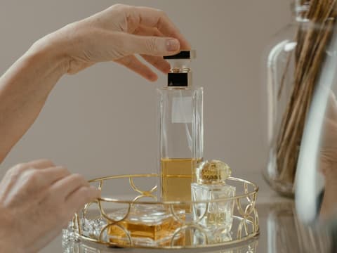 Parfum-Flakon steht auf einem Tablett
