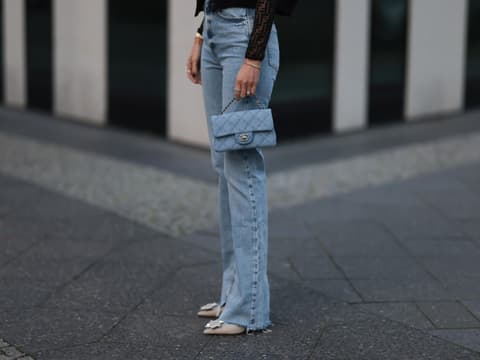Frau mit hellblauer Jeanshose