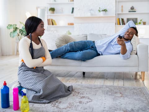 Mann liegt auf Sofa