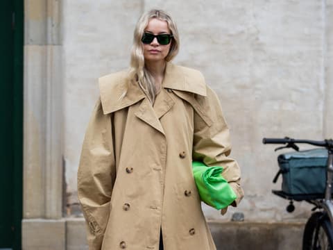 Stephanie Broek trägt Trenchcoat, Jeans und Tabi Boots