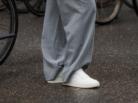 Streetstyle mit weißen Sneakers Streetstyle mit weißen Sneakers