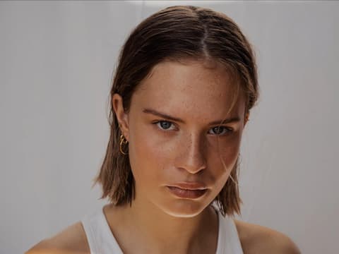 Frau mit natürlichem Make-up