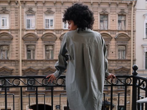 Frau auf Balkon