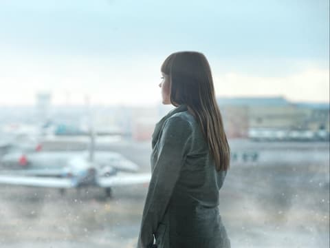 Frau am Flughafen