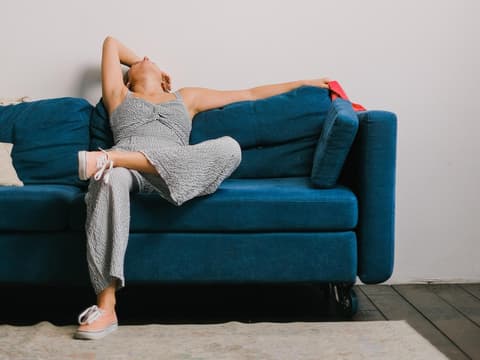 Frau auf Sofa